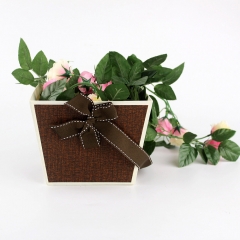 バレンタインデーのための花のための贅沢な装飾的なギフトボックス