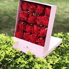 新しいデザインの花屋ギフト花の箱を包装する。バレンタインギフトボックス