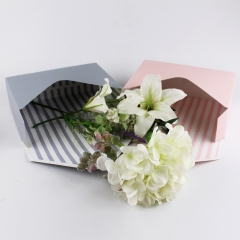 灰色の花屋の花束の梱包ギフトボックスの封筒の紙箱