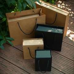 誕生日のギフトボックス付き高品質のクラフト紙のショッピングバッグ